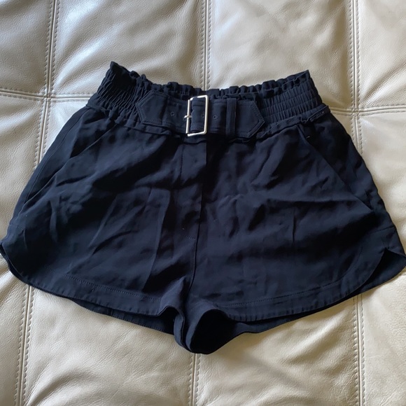 ALC Auburn buckled crepe shorts - Picture 2 of 3